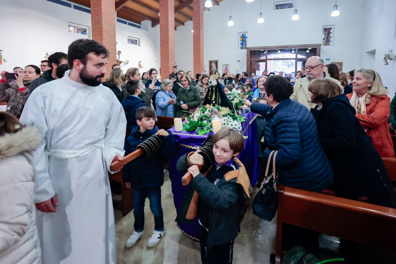 Los niños dan paso a la Semana Santa en Gijón