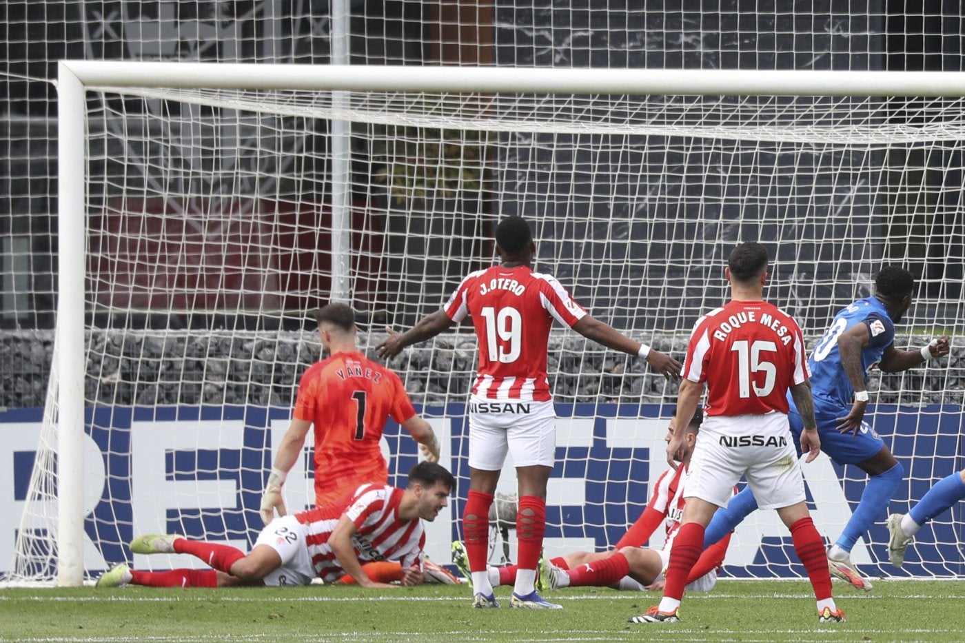 Signos de decepción entre Yáñez, Róber Pier, Otero, Insua y Roque Mesa, tras encajar el primer gol en Lezama.