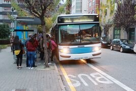 Usuarios en una parada de una de las líneas de autobús mierenses más utilizadas, la que conecta San Andrés y Urbiés.