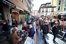 La zona de El Fontán, en Oviedo, lleno de turistas en la mañana del Domingo de Ramos.