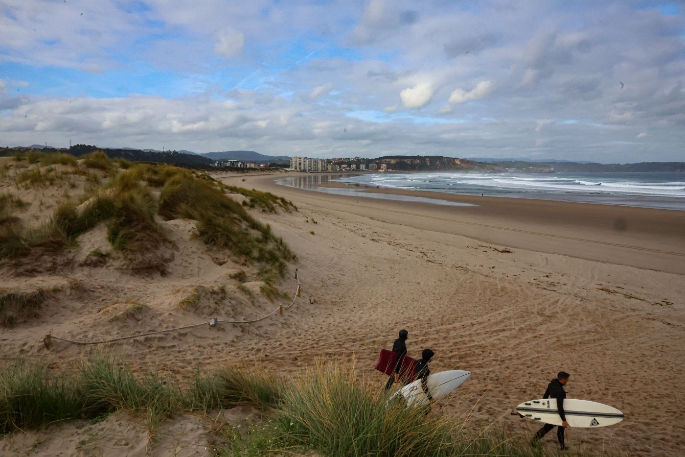 Aportar la misma cantidad de arena salida del dragado de la ría a Salinas y San Juan trae de cabeza al Puerto.