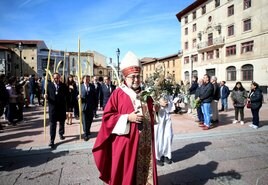 El arzobispo, Jesús Sanz Montes, en primer término y seguido del equipo de gobierno, se dirige a la Catedral para oficiar la misa de Ramos.