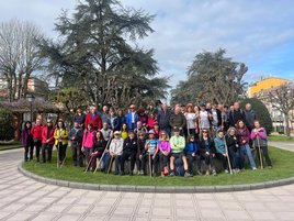 Los participantes, a la salida de la marcha, ayer.