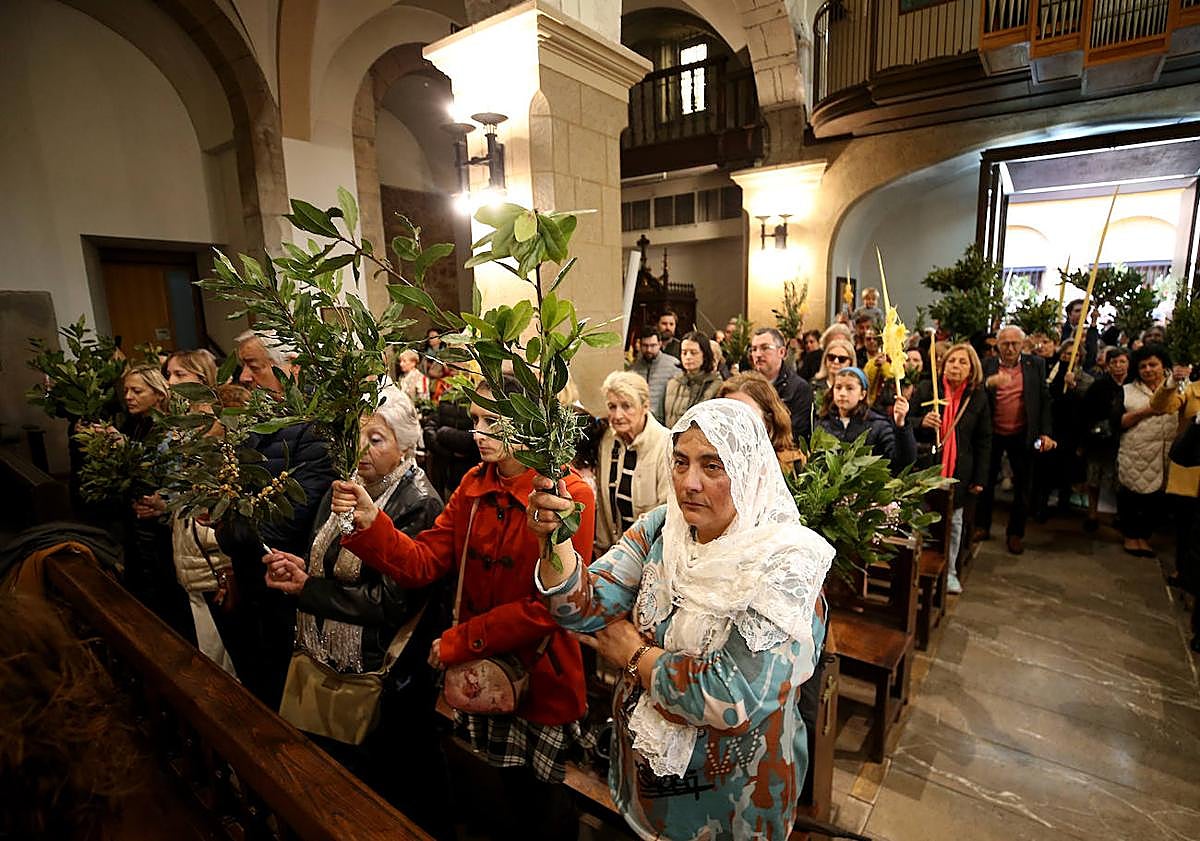 Imagen principal - Oviedo inicia la Semana Santa por todo lo alto «con los hoteles prácticamente llenos»