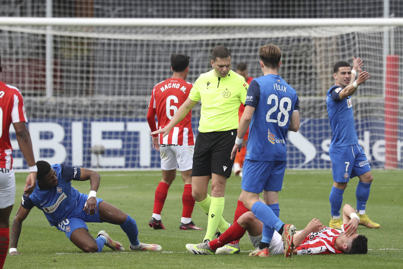 Las imágenes que deja el partido entre el Amorebieta y el Sporting de Gijón