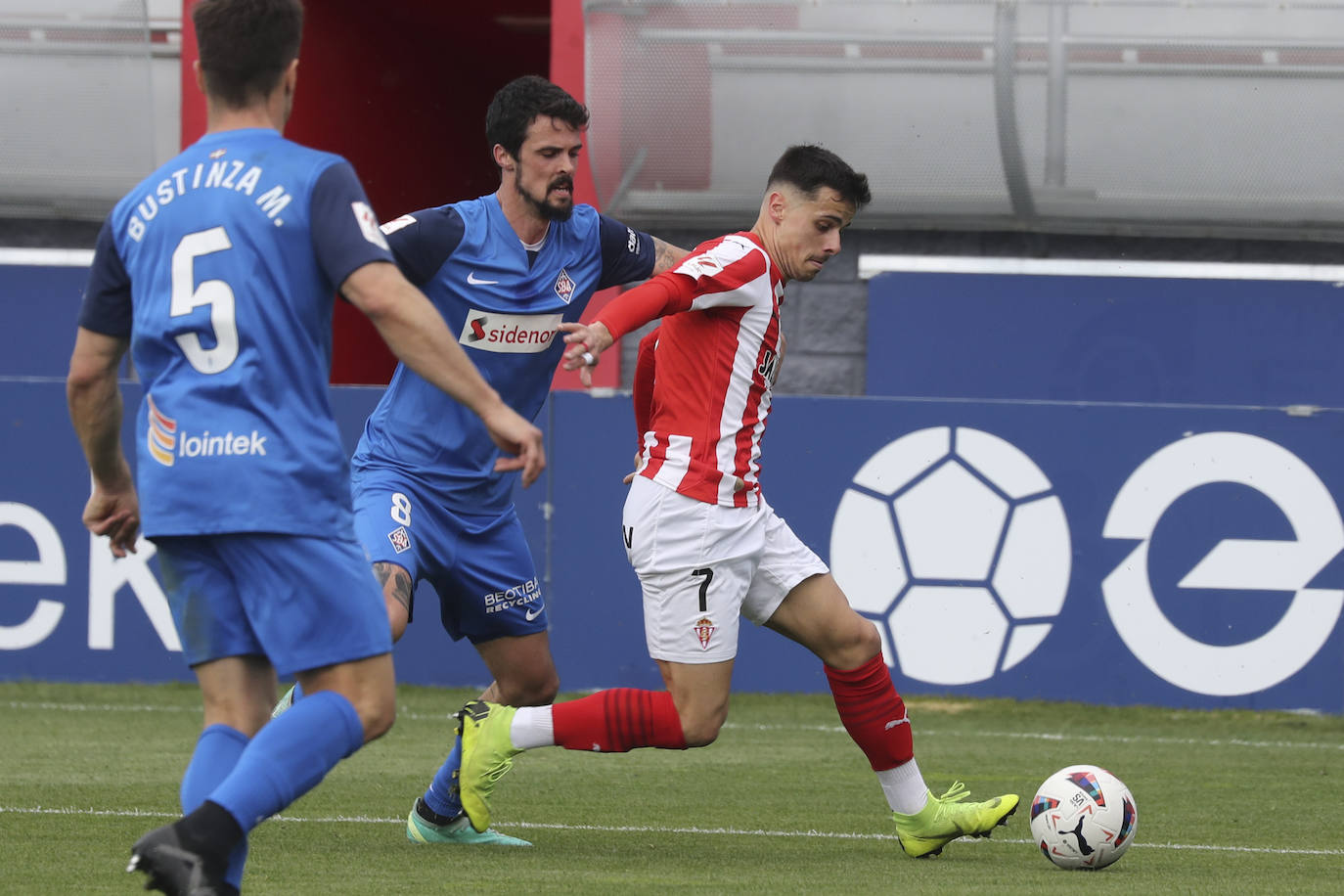 Las imágenes que deja el partido entre el Amorebieta y el Sporting de Gijón