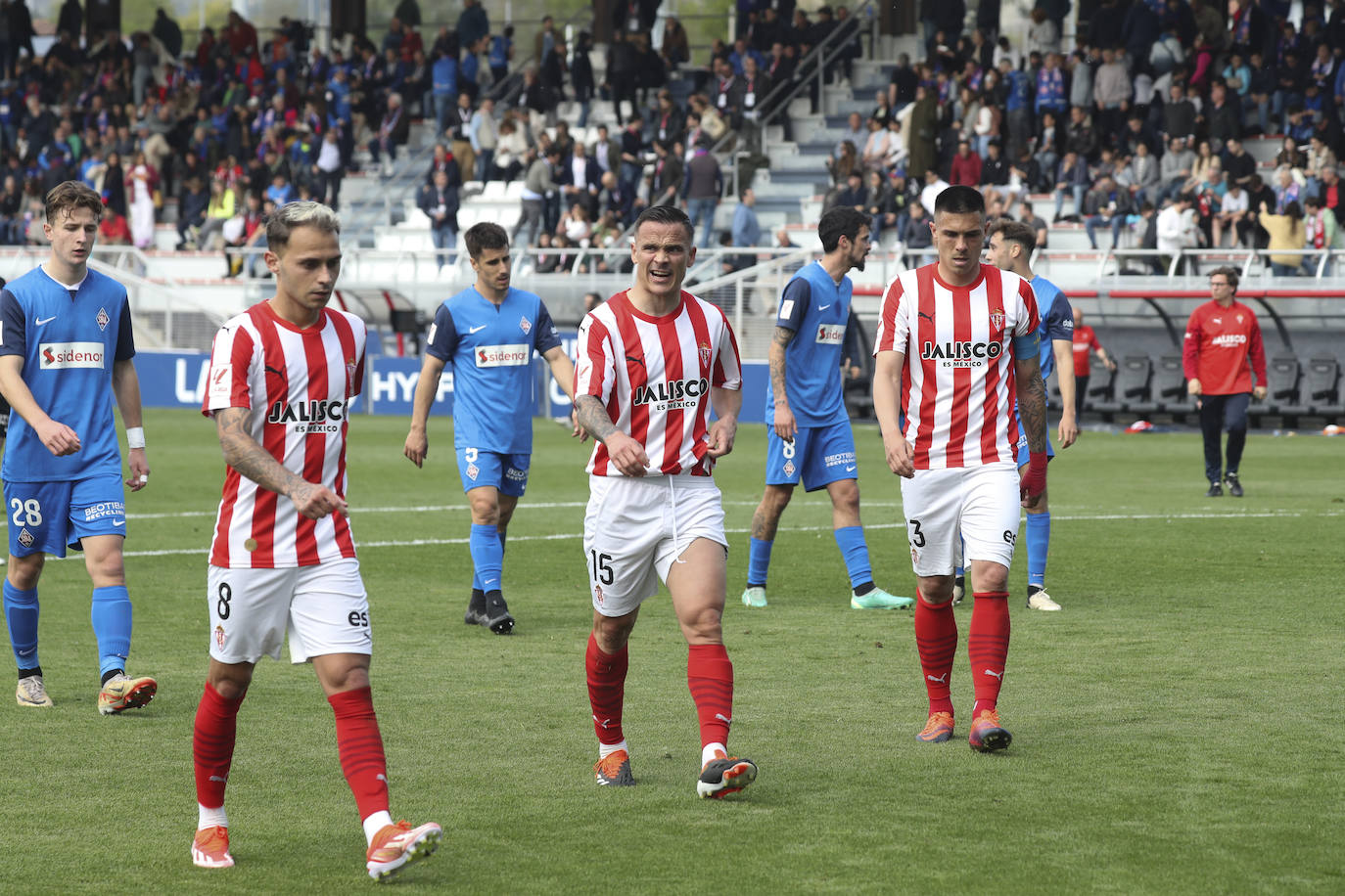 Las imágenes que deja el partido entre el Amorebieta y el Sporting de Gijón