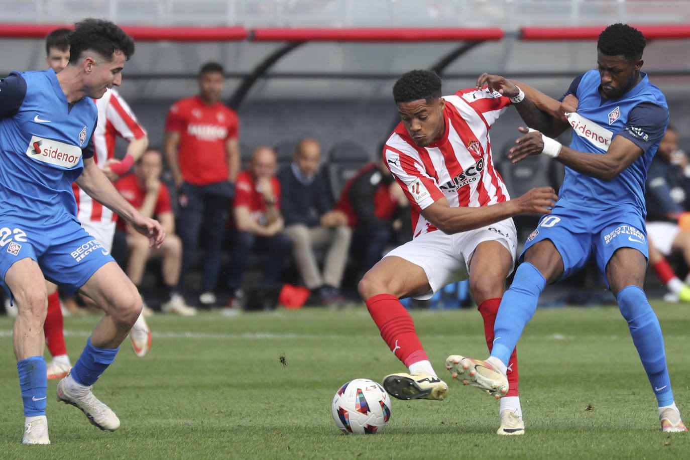 Las imágenes que deja el partido entre el Amorebieta y el Sporting de Gijón