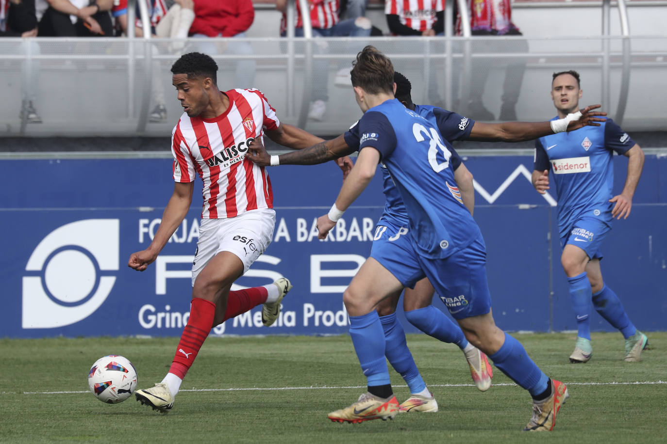 Las imágenes que deja el partido entre el Amorebieta y el Sporting de Gijón