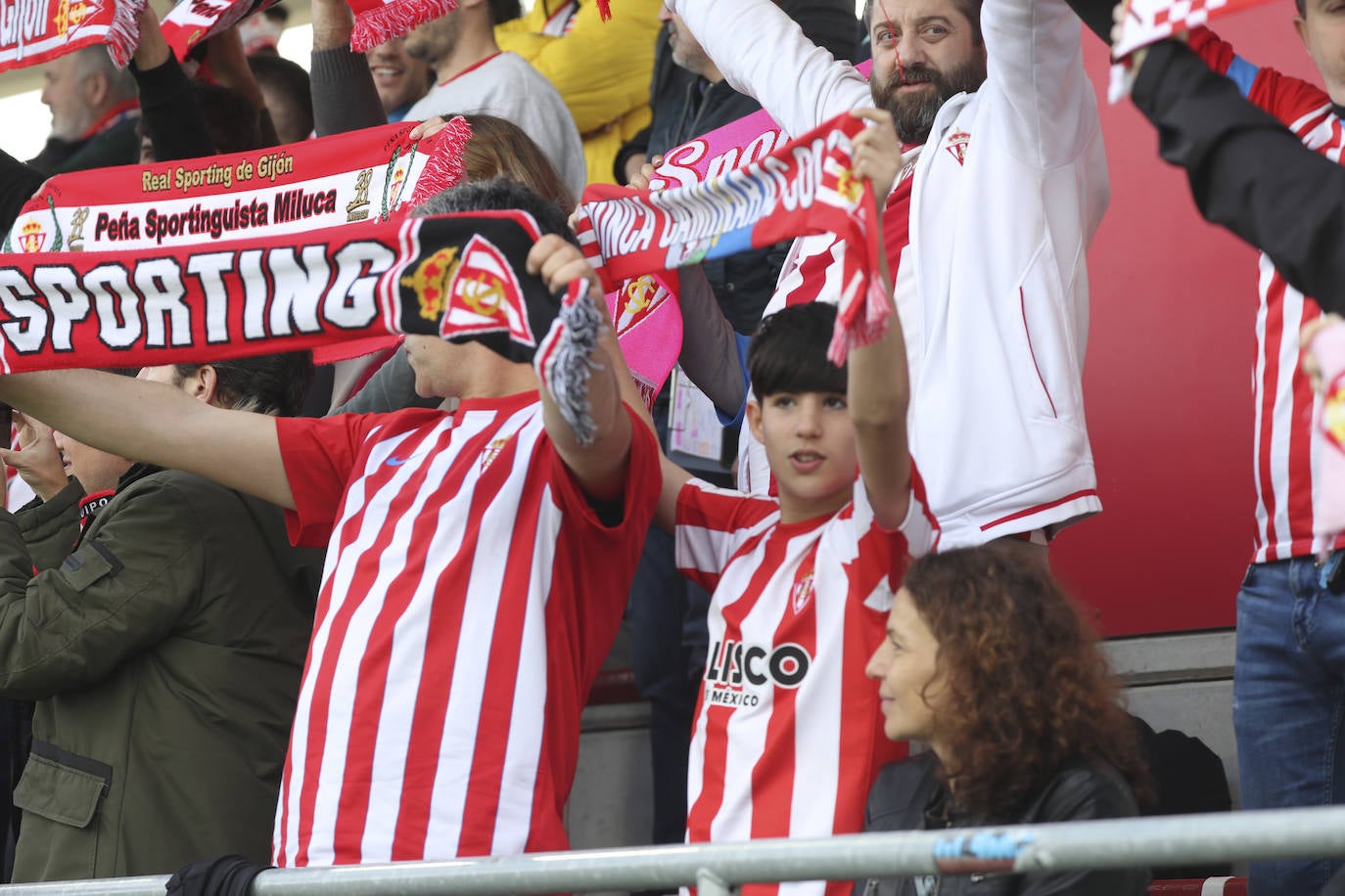 ¿Estuviste animando al Sporting ante el Amorebieta? ¡Búscate en las fotos!