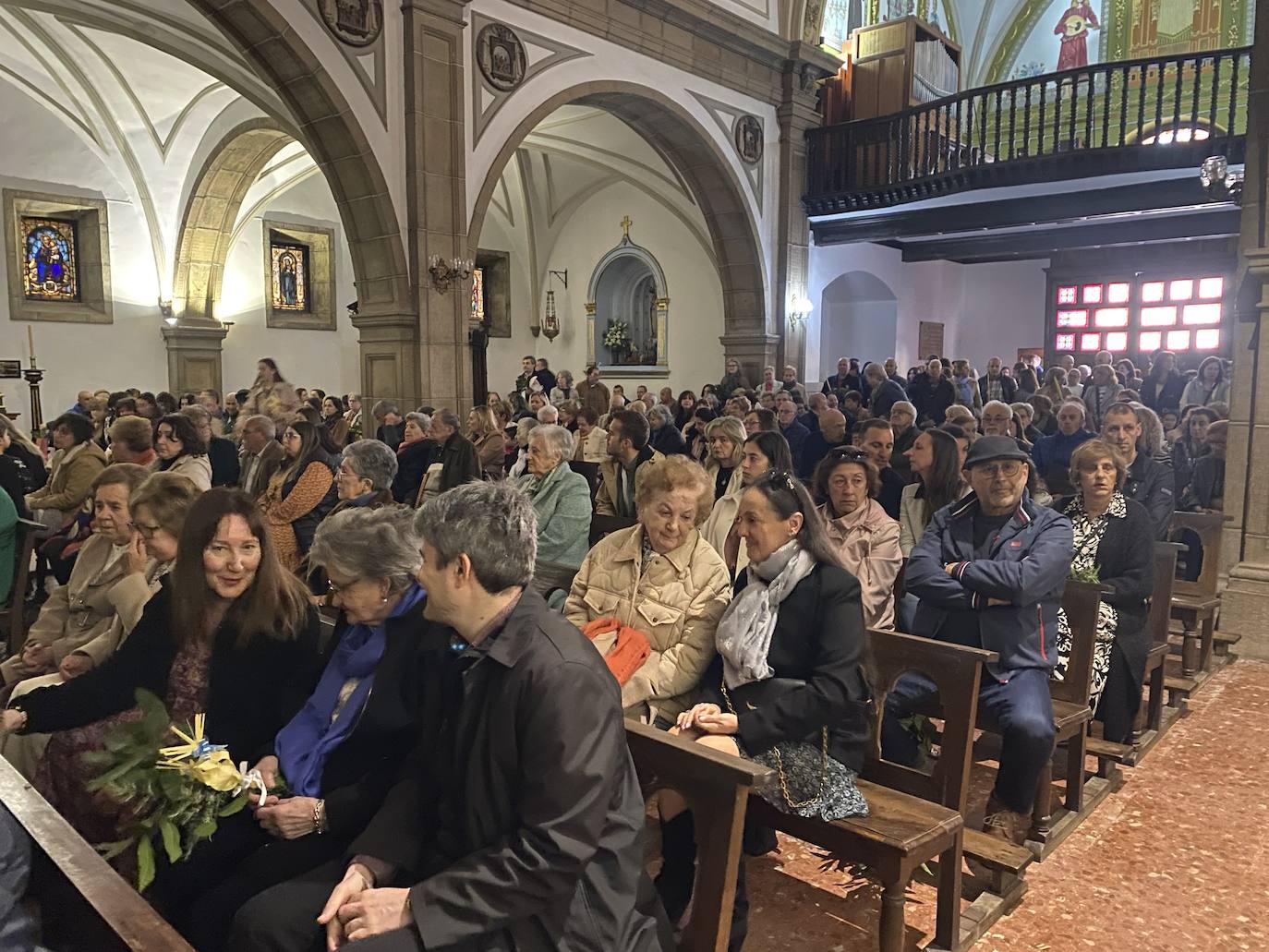 Candás recibió la Semana Santa con la bendición de ramos en la iglesia de San Félix. El templo se llenó completamente y el párroco José Manuel García Rodríguez bendijo las palmas de los candasinos, que posteriormente salieron en procesión por la escalinata.