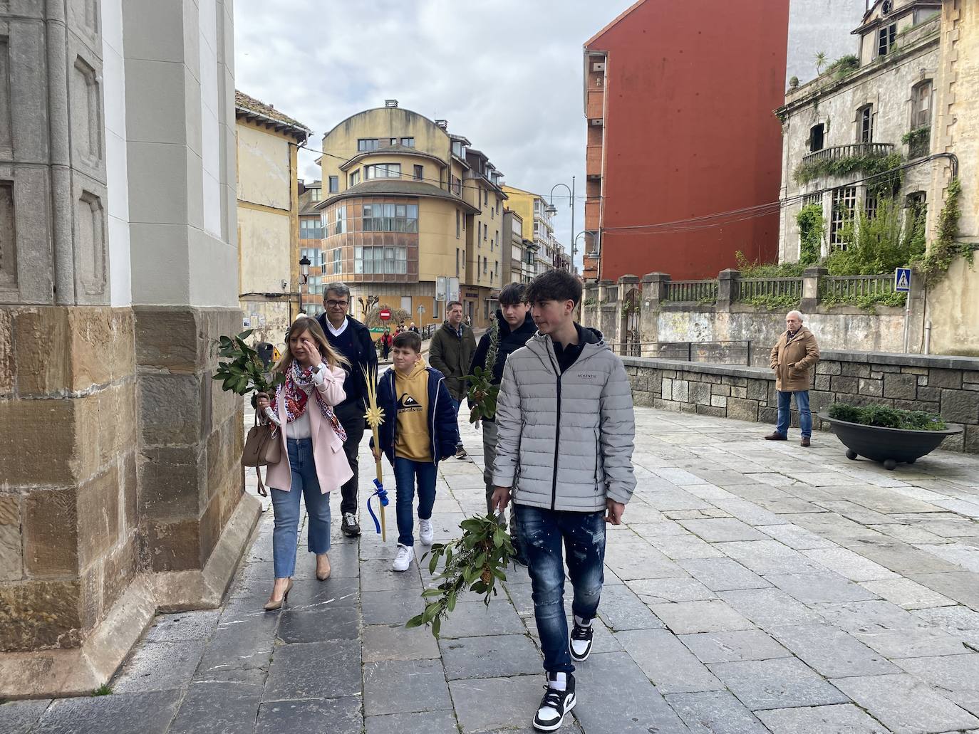 Candás recibió la Semana Santa con la bendición de ramos en la iglesia de San Félix. El templo se llenó completamente y el párroco José Manuel García Rodríguez bendijo las palmas de los candasinos, que posteriormente salieron en procesión por la escalinata.
