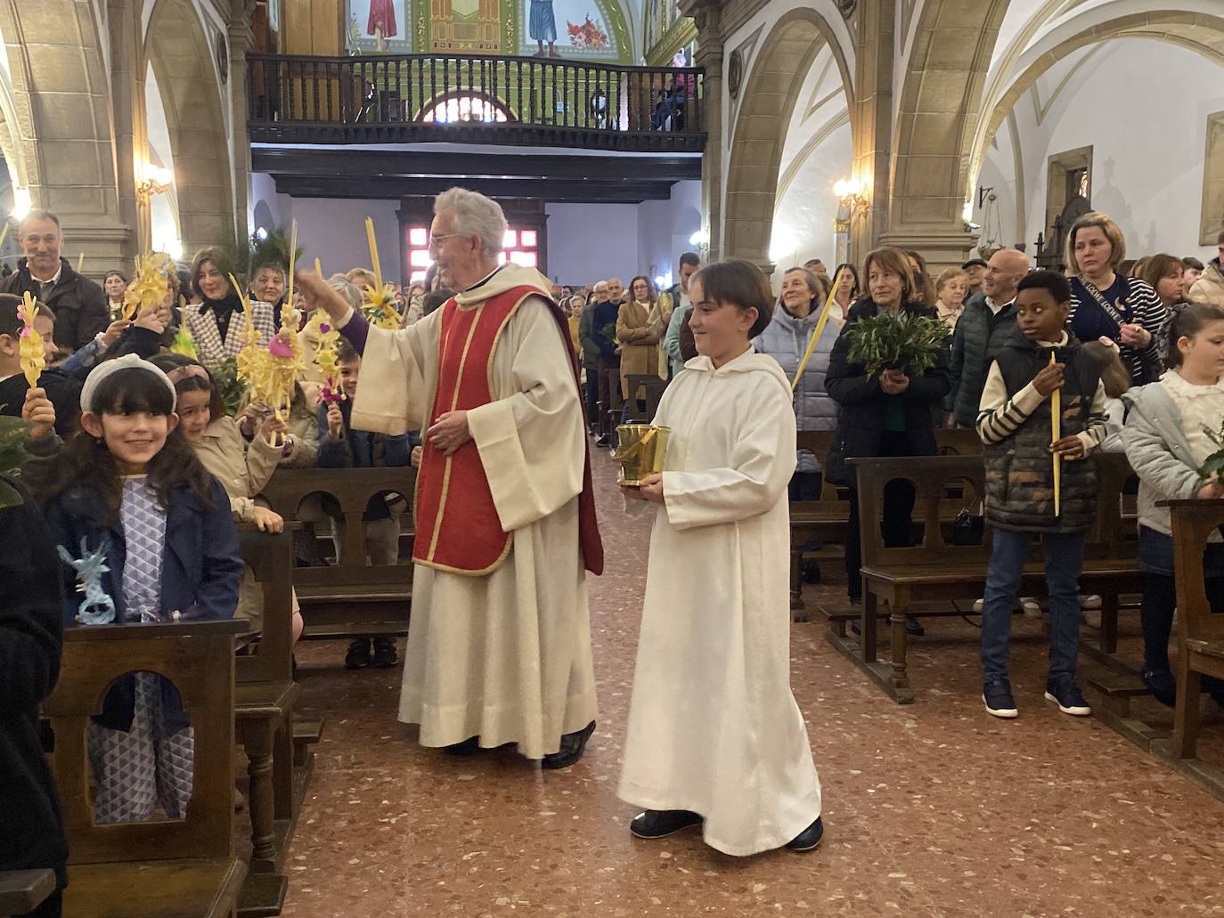 Candás recibió la Semana Santa con la bendición de ramos en la iglesia de San Félix. El templo se llenó completamente y el párroco José Manuel García Rodríguez bendijo las palmas de los candasinos, que posteriormente salieron en procesión por la escalinata.