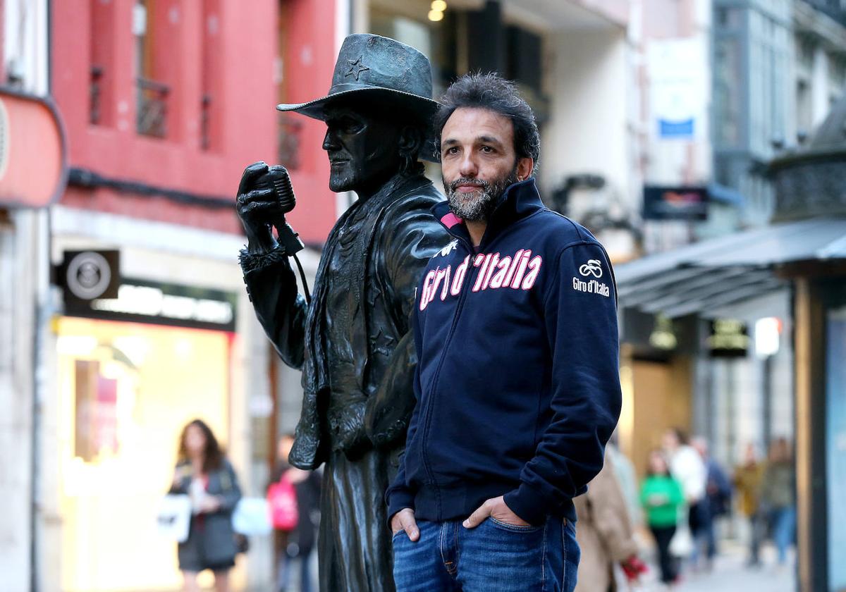 Enrique Patricio, junto la estatua de Tino Casal.