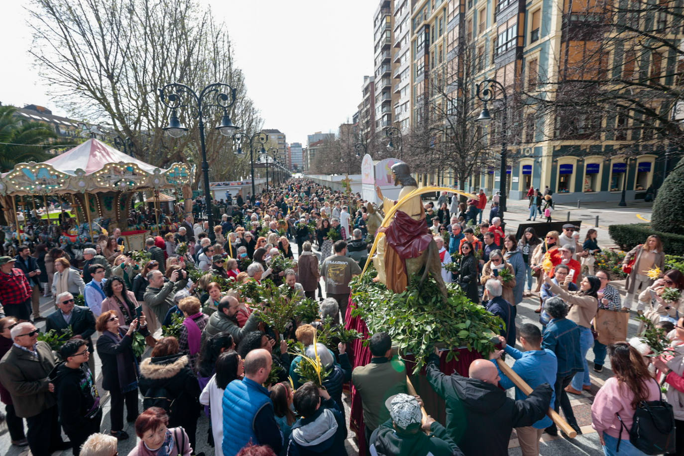 Asturias abre la Semana Santa con un multitudinario Domingo de Ramos