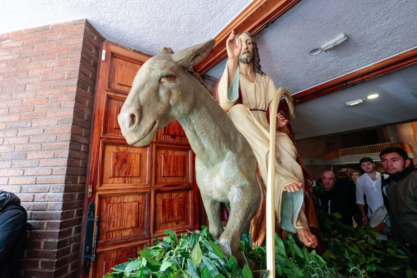 Asturias abre la Semana Santa con un multitudinario Domingo de Ramos