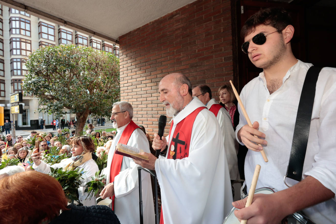 Asturias abre la Semana Santa con un multitudinario Domingo de Ramos
