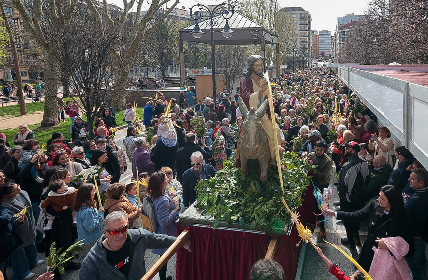 Asturias abre la Semana Santa con un multitudinario Domingo de Ramos