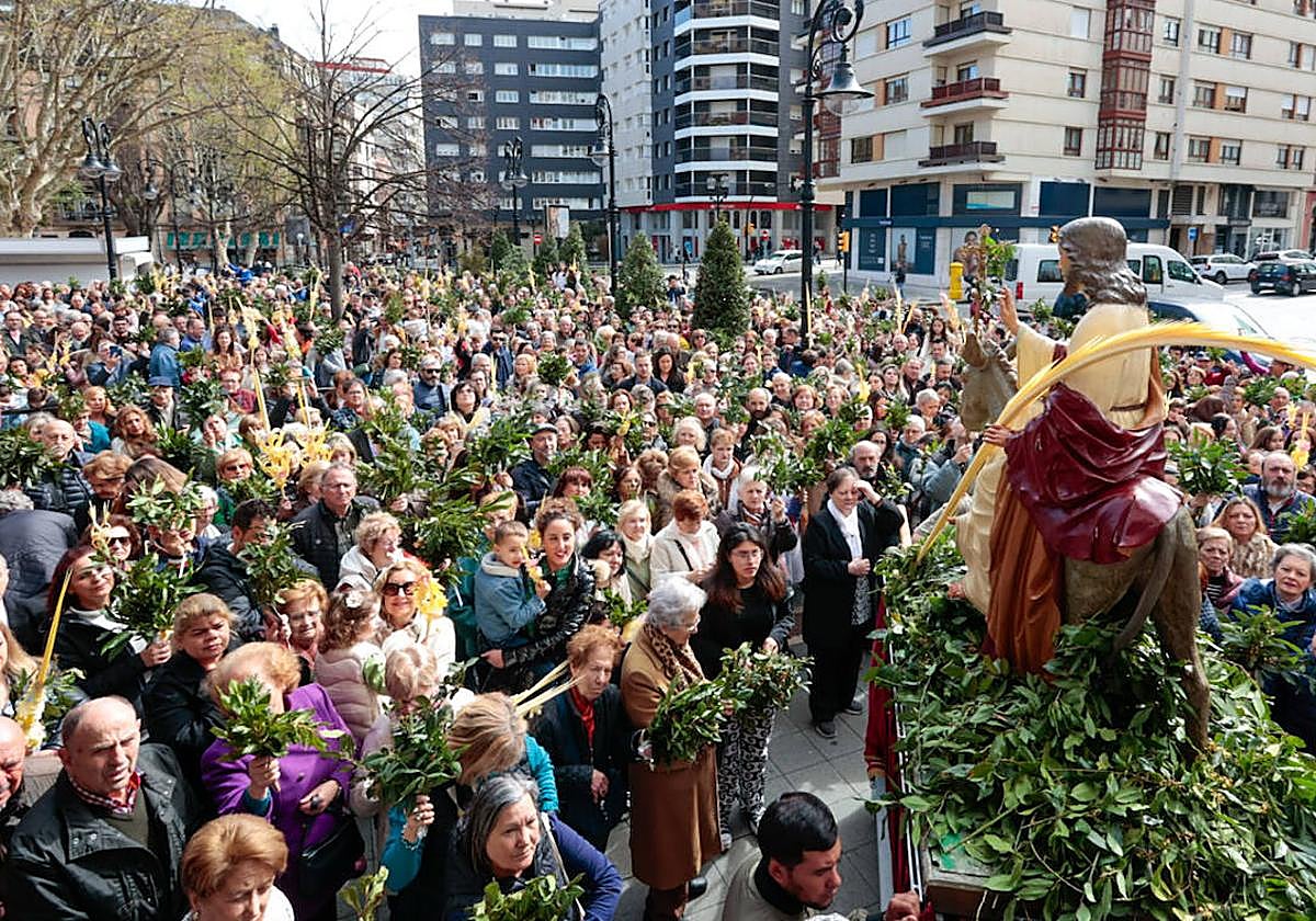 Asturias abre la Semana Santa con un multitudinario Domingo de Ramos