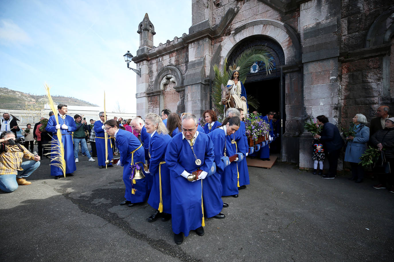Asturias abre la Semana Santa con un multitudinario Domingo de Ramos