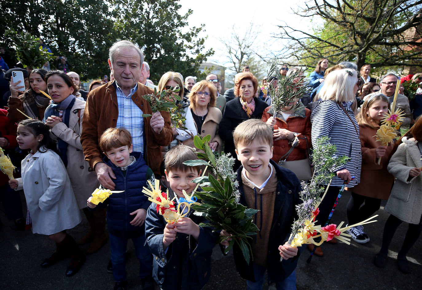 Asturias abre la Semana Santa con un multitudinario Domingo de Ramos