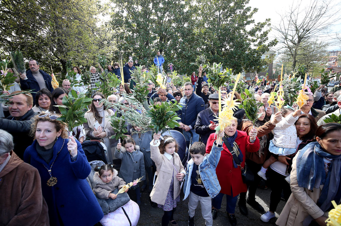Asturias abre la Semana Santa con un multitudinario Domingo de Ramos
