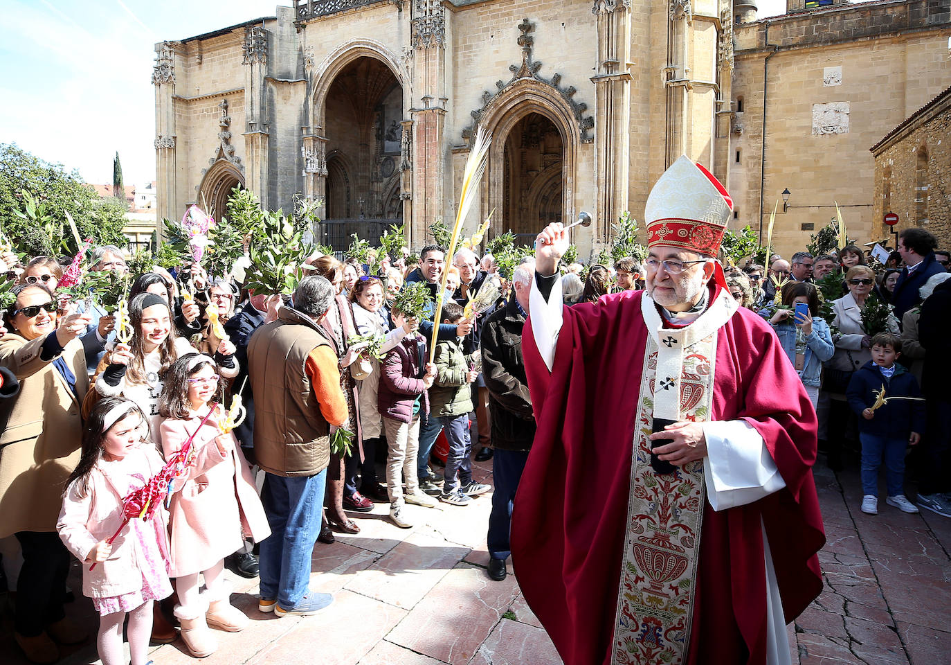 Asturias abre la Semana Santa con un multitudinario Domingo de Ramos