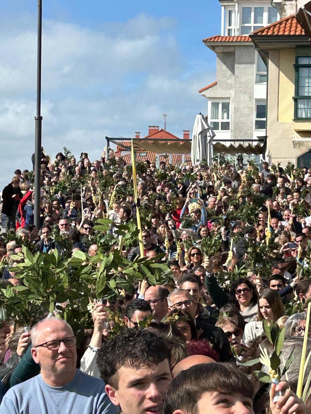 Asturias abre la Semana Santa con un multitudinario Domingo de Ramos