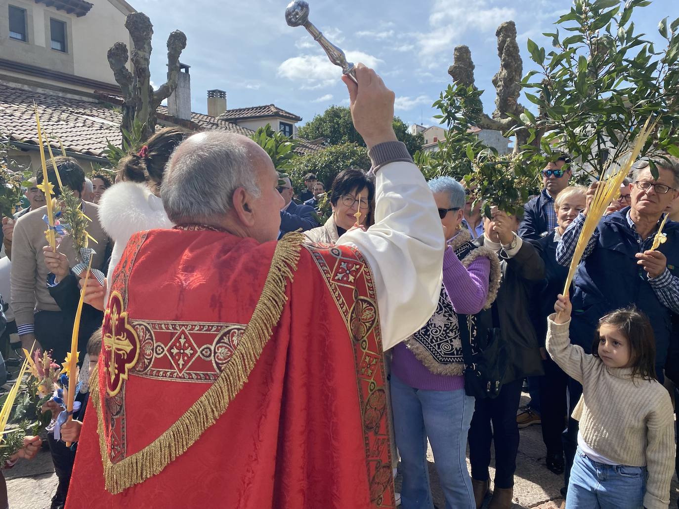 Cientos de personas rodearon la iglesia de Santa María de la Oliva de Villaviciosa y llenaron la plaza de Obdulio Fernández para recibir la bendición de sus ramos y palmas de la mano del párroco Gonzalo José Suárez. A continuación, sacaron el paso de La Borriquita en procesión al son del coro parroquial.