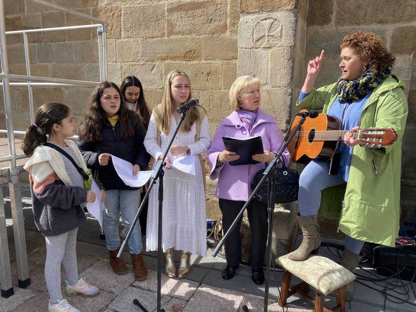 Cientos de personas rodearon la iglesia de Santa María de la Oliva de Villaviciosa y llenaron la plaza de Obdulio Fernández para recibir la bendición de sus ramos y palmas de la mano del párroco Gonzalo José Suárez. A continuación, sacaron el paso de La Borriquita en procesión al son del coro parroquial.