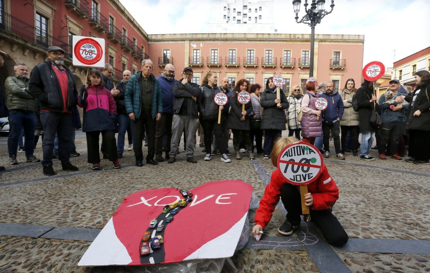 Un nutrido grupo de vecinos se concentró en la plaza Mayor en apoyo a los representantes vecinales que se reunieron con el equipo de gobierno, con la alcaldesa a la cabeza.