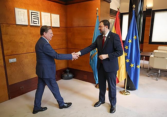 Alfredo Canteli y Adrián Barbón se dan la mano.