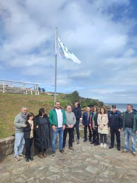 Parte de la Corporación municipal en el izado de la bandera.