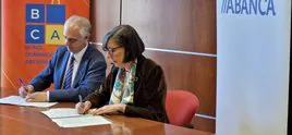 Lino Comeñasa y Nieves Roqueñí firman el acuerdo de los bonos.