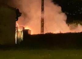 Fuego en una casa abandonada junto al campus de Gijón