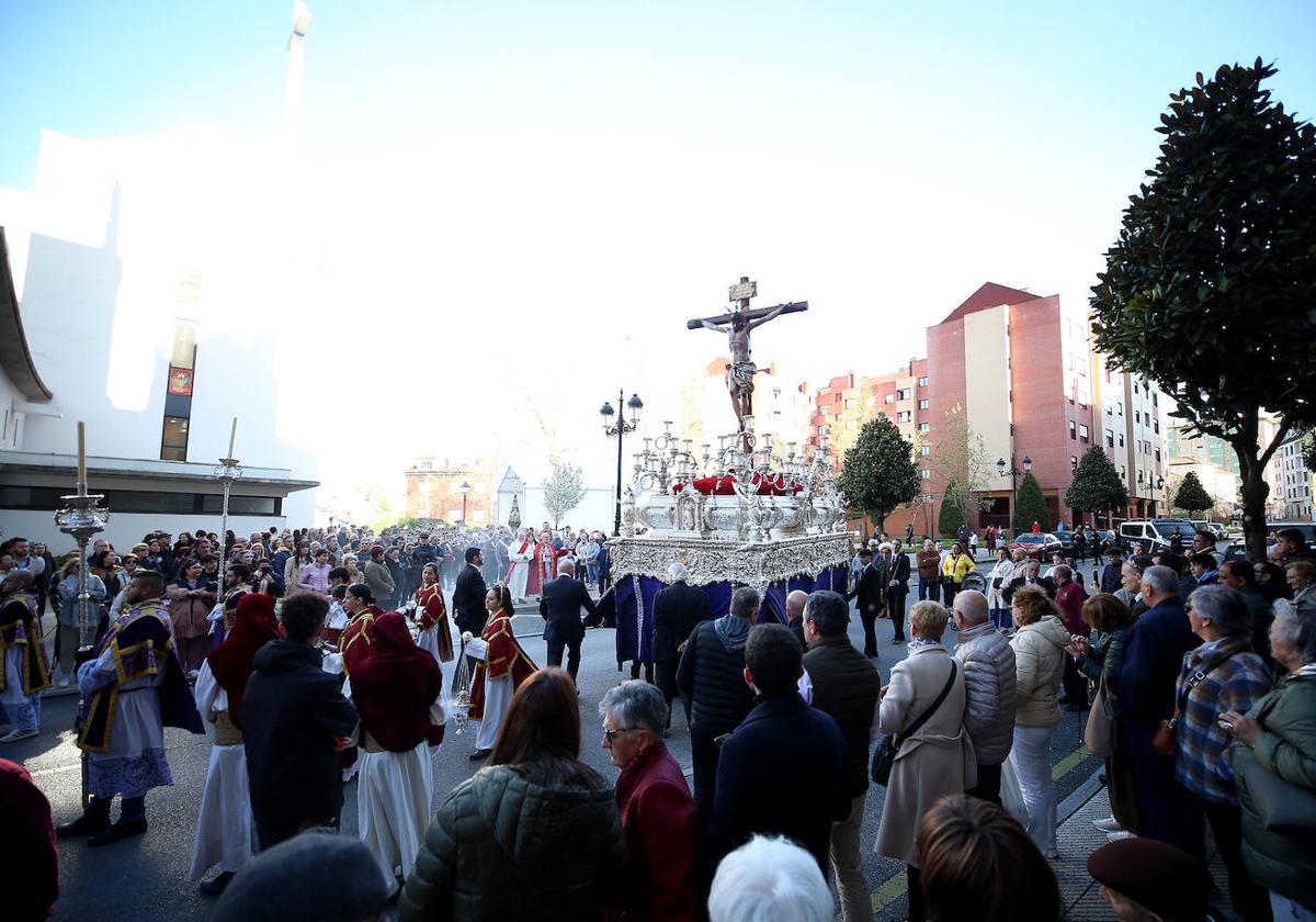 La Sagrada Lanzada de los Estudiantes toma las calles de Oviedo