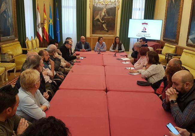 La alcaldesa de Gijón, Carmen Moriyón, se reúne con los representantes de las asociaciones vecinales.