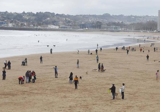 Turistas esta mañana en Gijón por el periodo de Semana Santa.