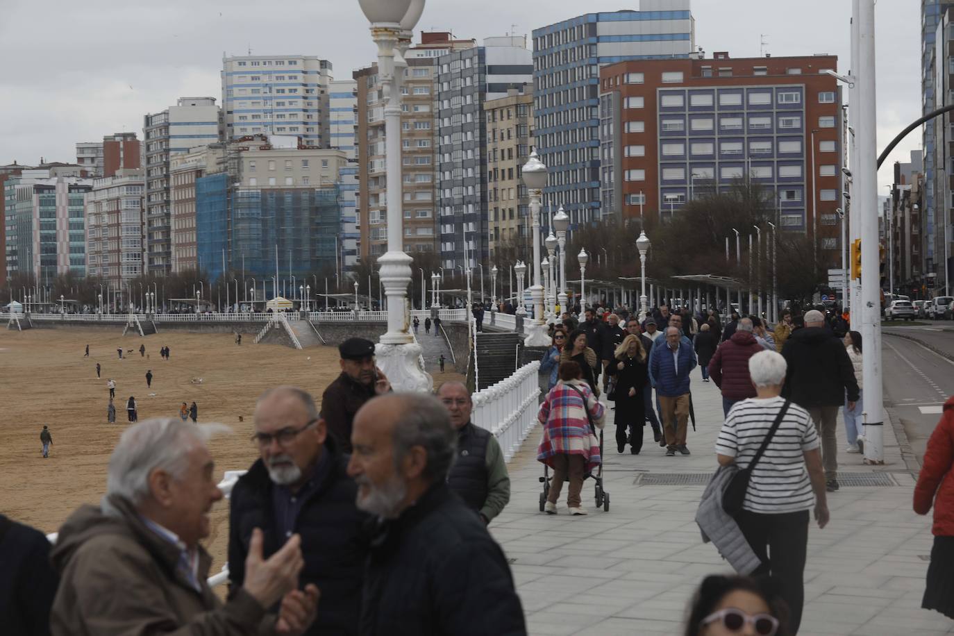 Gijón no desaprovecha la tregua del tiempo y sus turistas tampoco