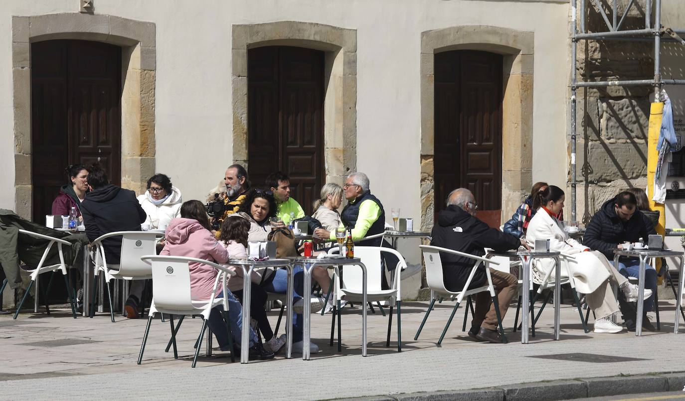 Gijón no desaprovecha la tregua del tiempo y sus turistas tampoco