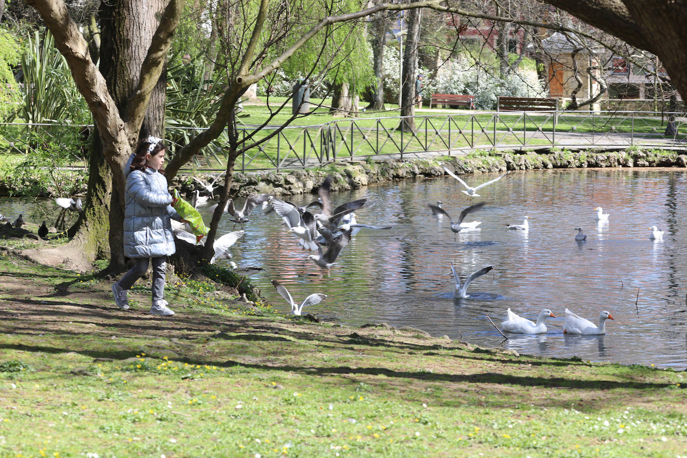 Los turistas disfrutan de Asturias pese al cambio en el tiempo para Semana Santa