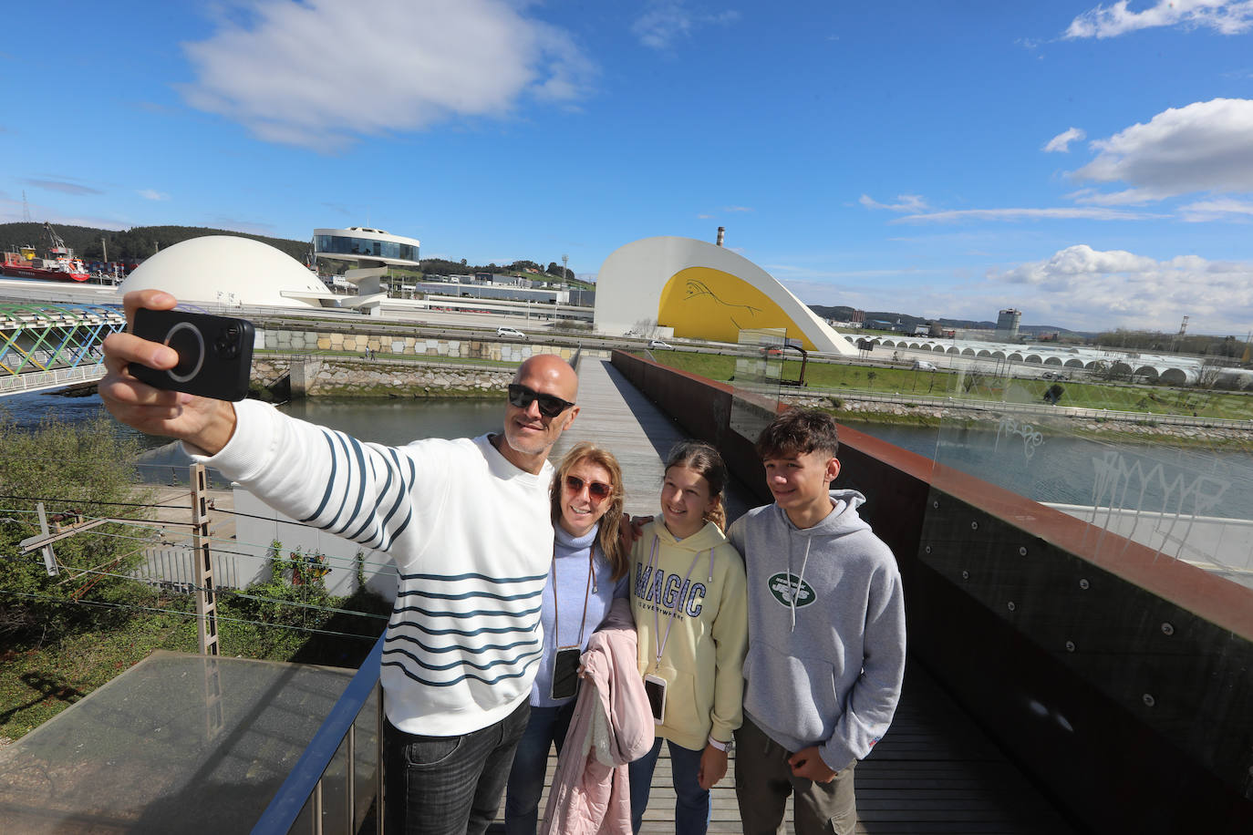 Los turistas disfrutan de Asturias pese al cambio en el tiempo para Semana Santa