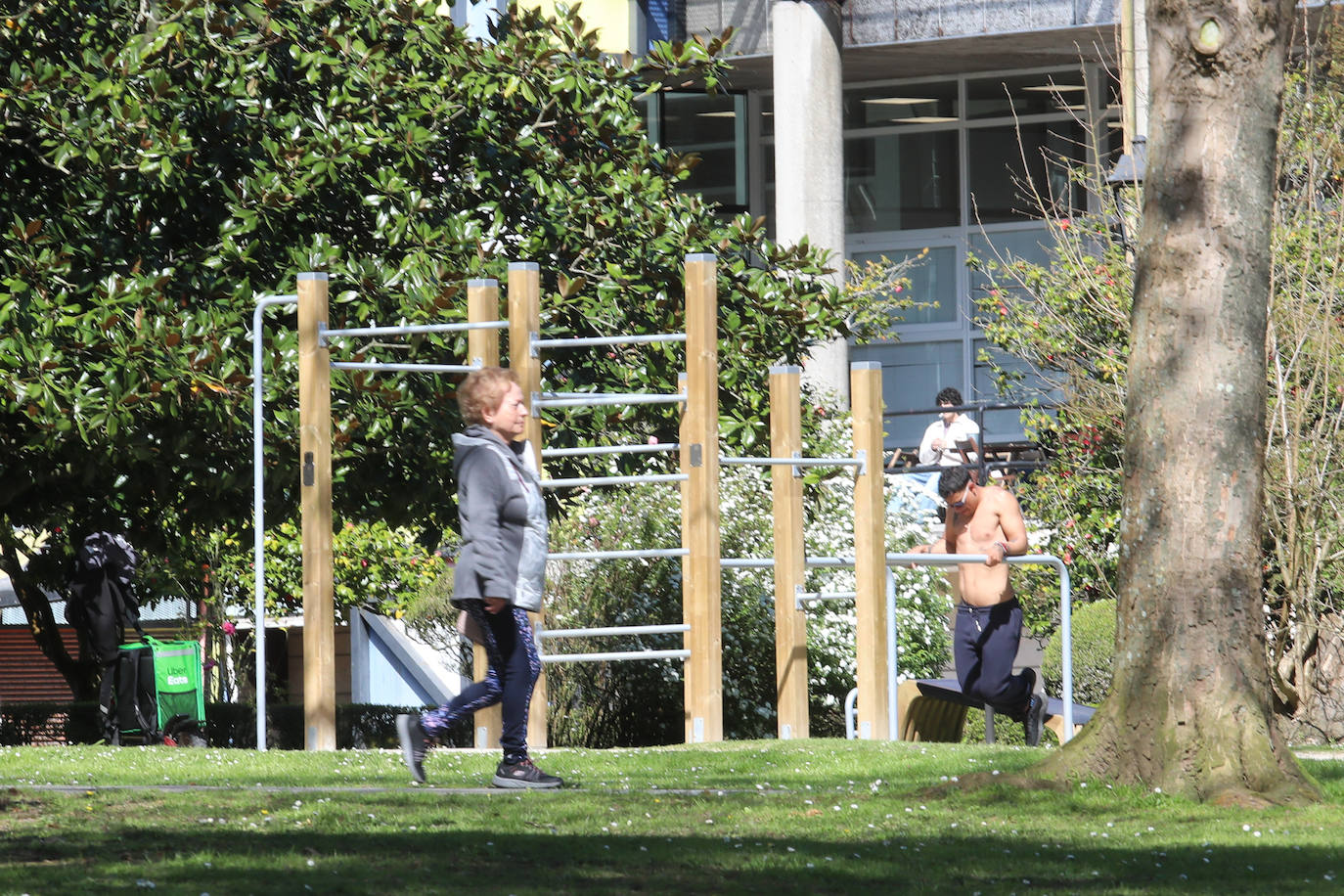 Los turistas disfrutan de Asturias pese al cambio en el tiempo para Semana Santa
