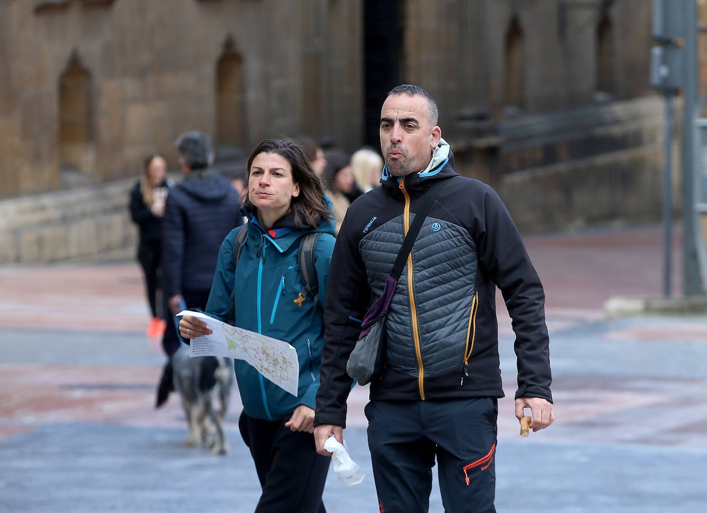 Los turistas disfrutan de Asturias pese al cambio en el tiempo para Semana Santa