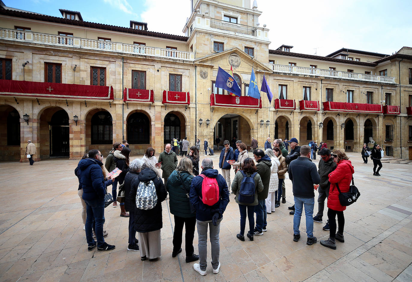 Los turistas disfrutan de Asturias pese al cambio en el tiempo para Semana Santa
