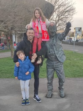 Manu Preciado con sus hijos Raúl y Valeria, junta a la estatua levantada en honor a su padre.