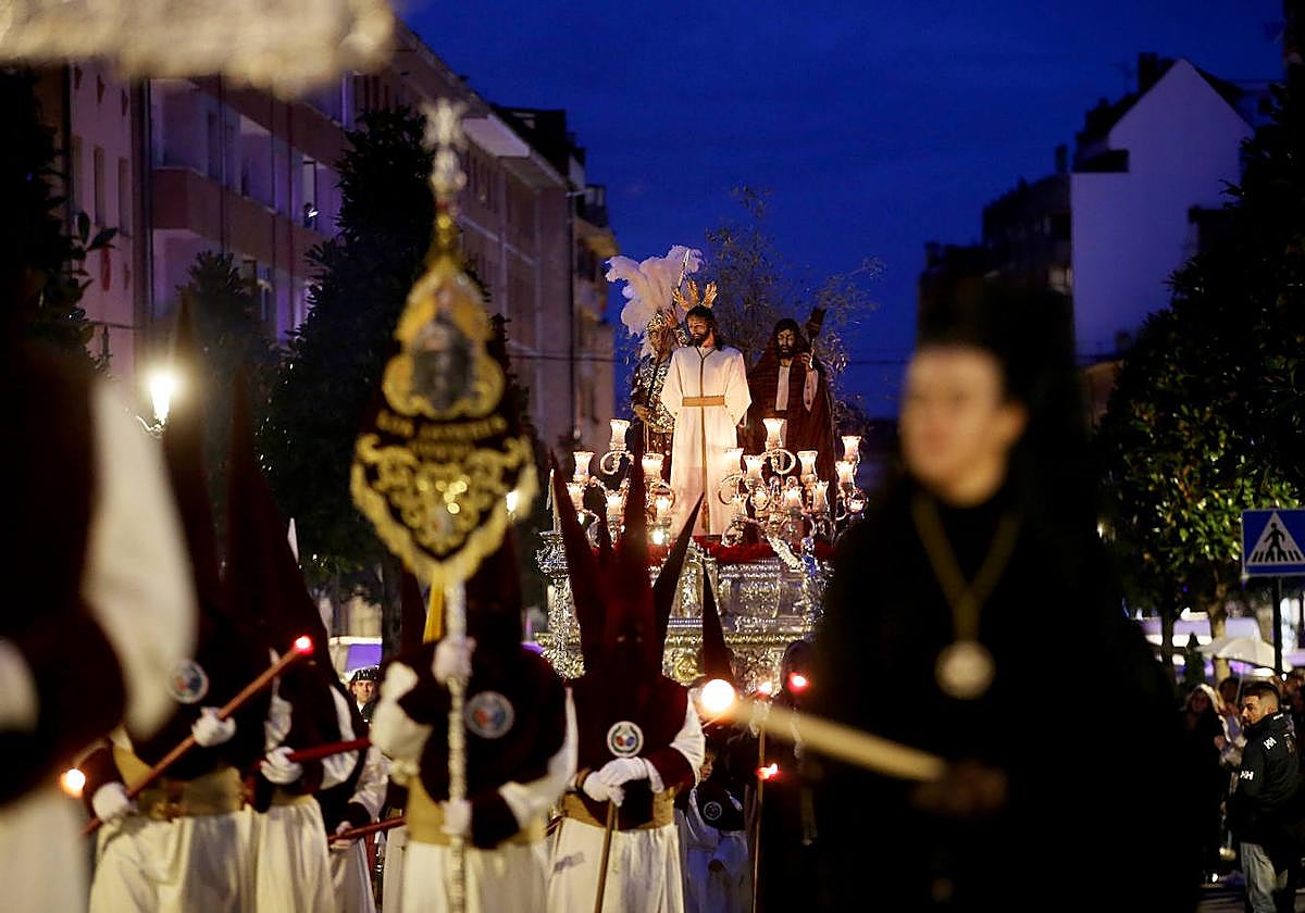 La procesión del Prendimiento vence al mal tiempo