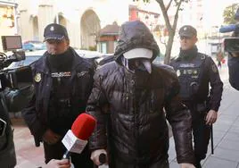 El presunto autor del crimen de Santos Conrado, a su llegada a los juzgados de Langreo.
