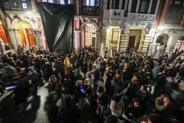 Un plástico cubría la imagen de La Dolorosa, mientras la gente esperaba a saber si se iba a procesionar.