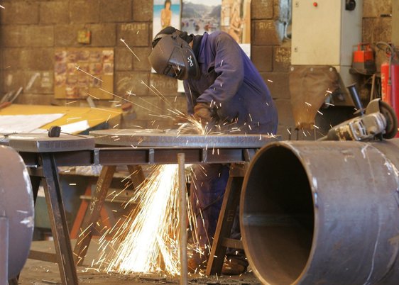 Un trabajador realiza un trabajo de soldadura.